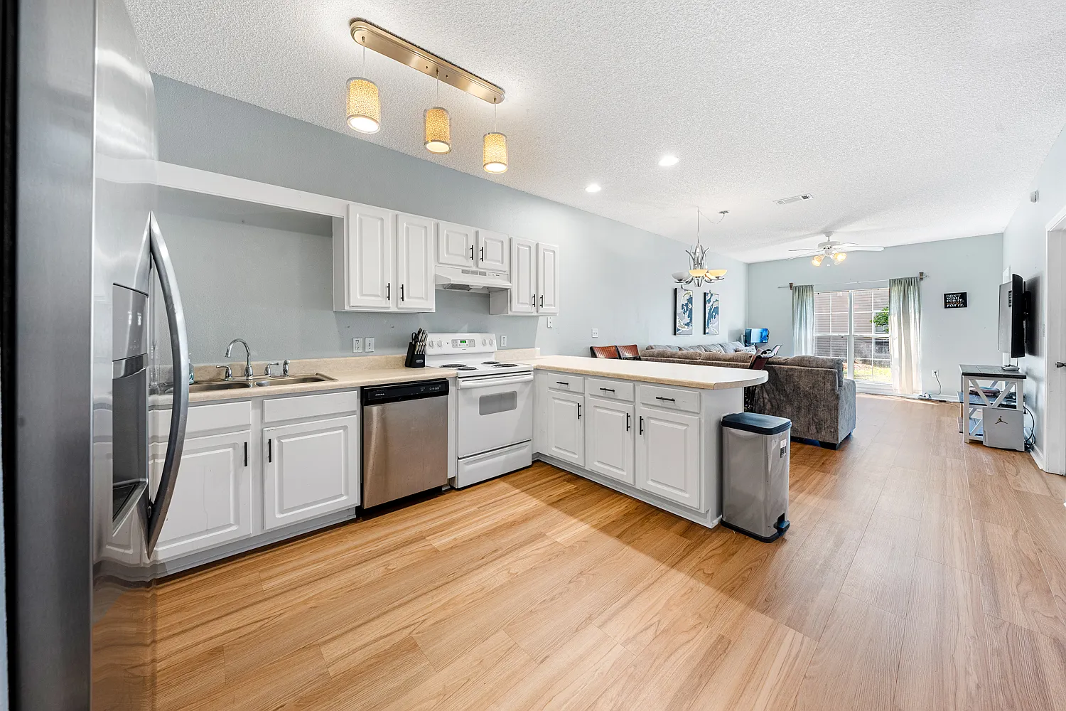 3 bed, 1187 sqft, $1,800 — Photo 2