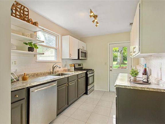 5th image of 2529 Amelia Ave