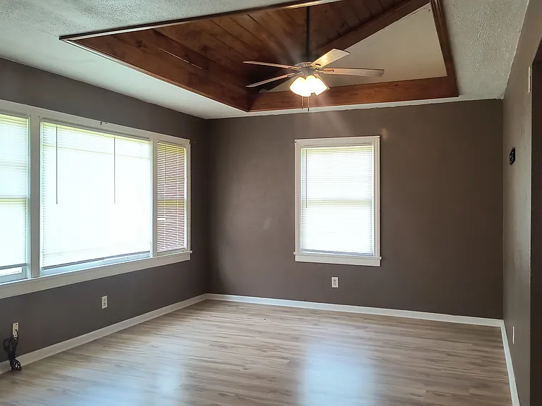 1113 W 33rd Ave — Photo 3