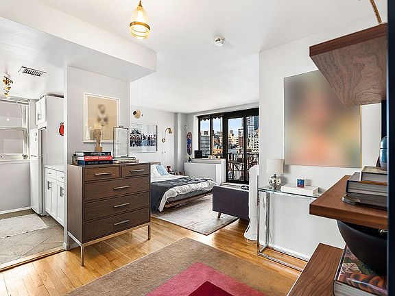 5th image of 445 W 19th St