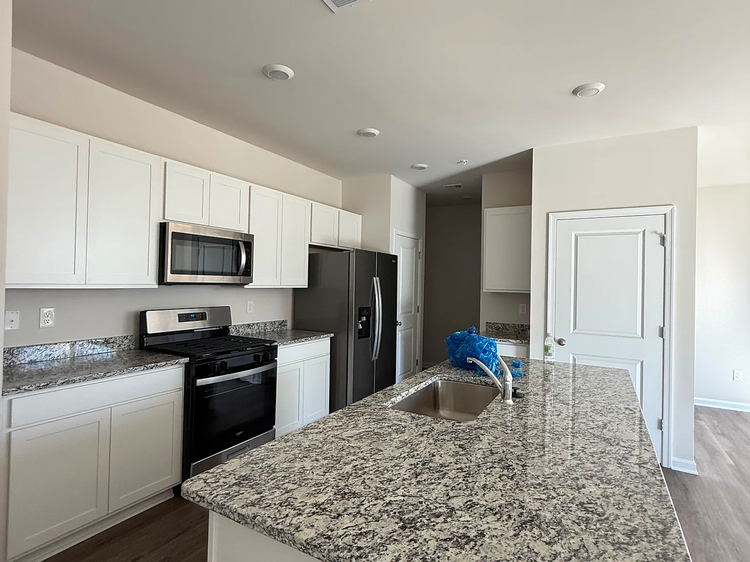 4 bed, 2.5 bath, 1937 sqft, $3,300 — Photo 4