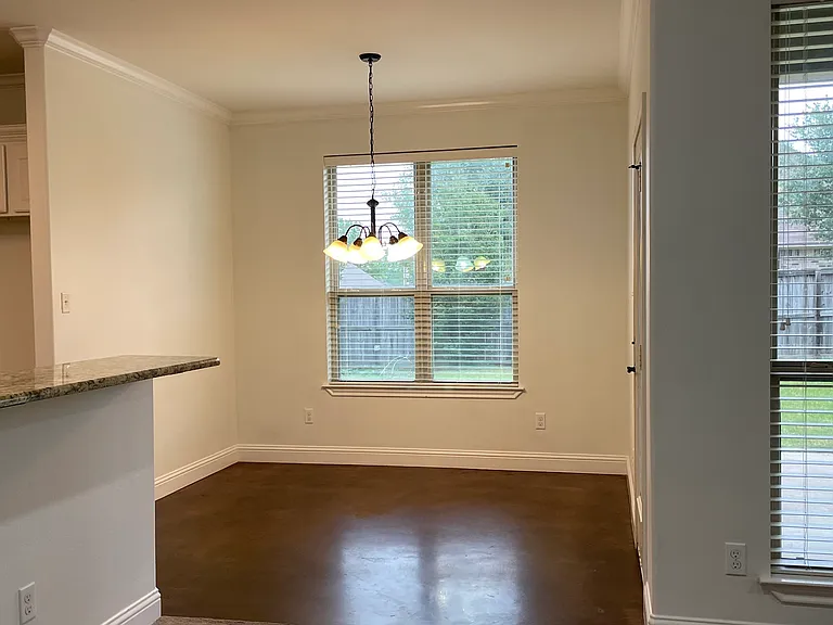 660 Spencer Ln — Photo 2