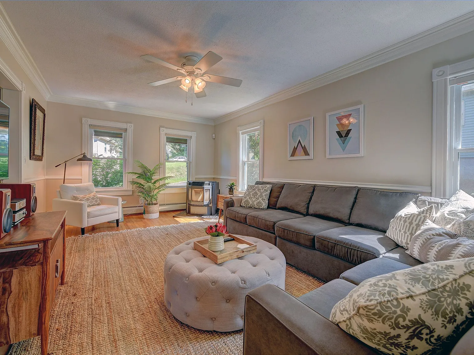 3 bed, 1.5 bath, 1446 sqft, $4,095 — Photo 2