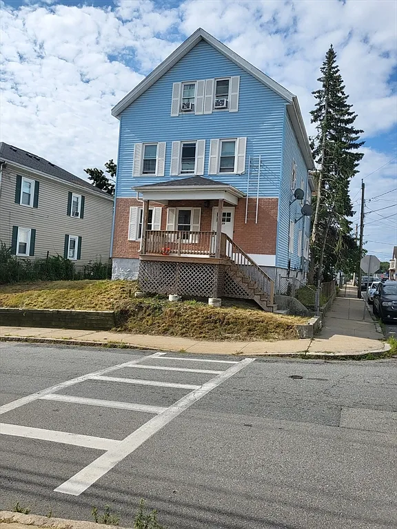 3 bed, 1.0 bath, 2745 sqft, $2,400 — Photo 1