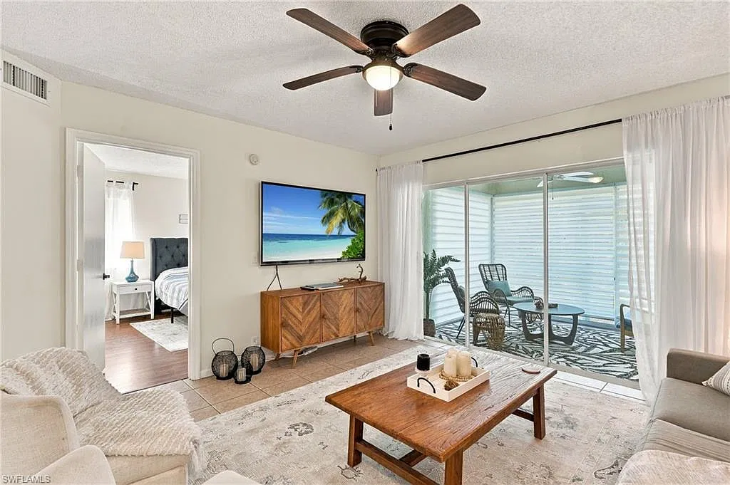 3 bed, 2.0 bath, 1199 sqft, $2,500 — Photo 2