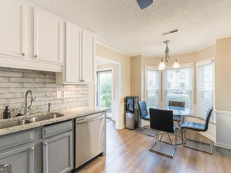 1022 Oaks Pkwy SE — Photo 3