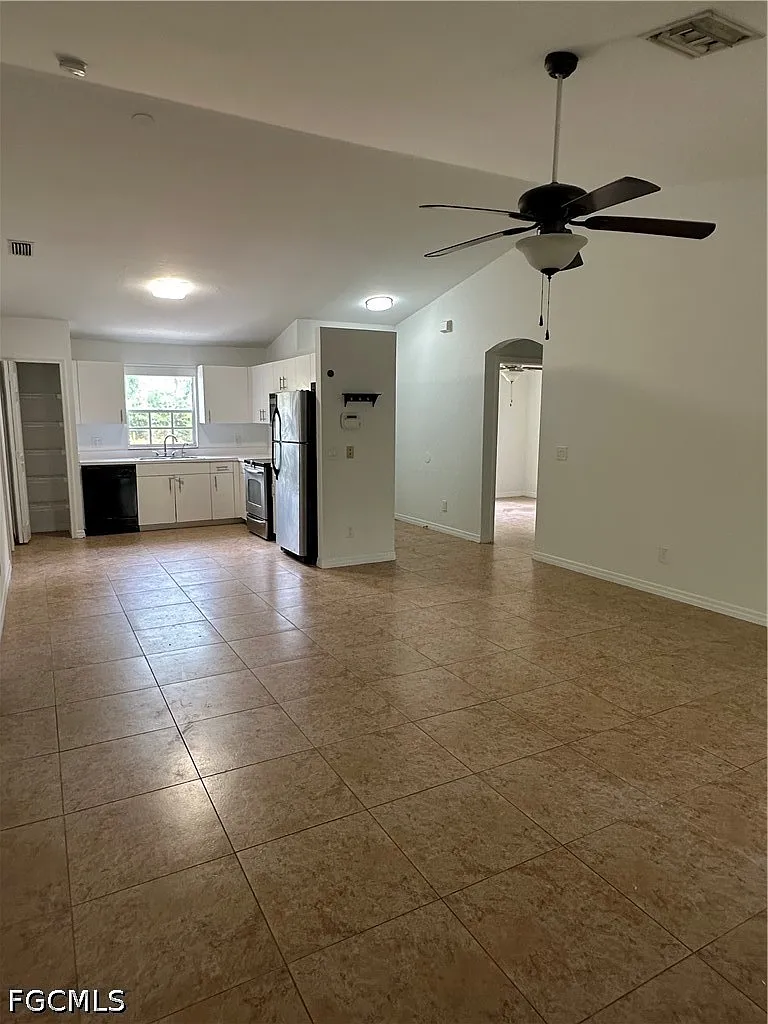 3 bed, 2.0 bath, 1309 sqft, $2,300 — Photo 4