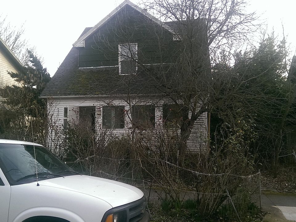 2nd image of 3536 SE Alder St