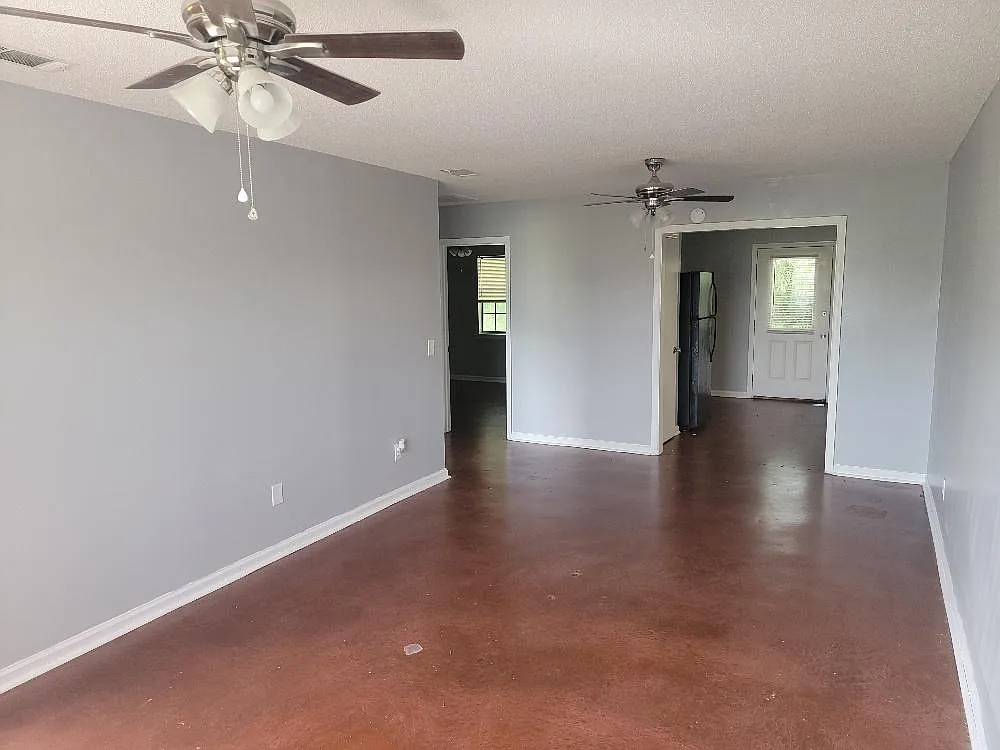 Building Photo - 105 Maple Dr #B