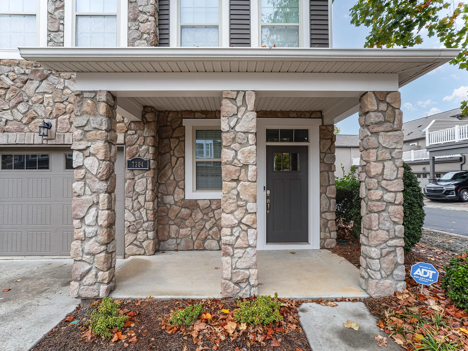 3 bed, 2.5 bath, 1950 sqft, $2,500 — Photo 4