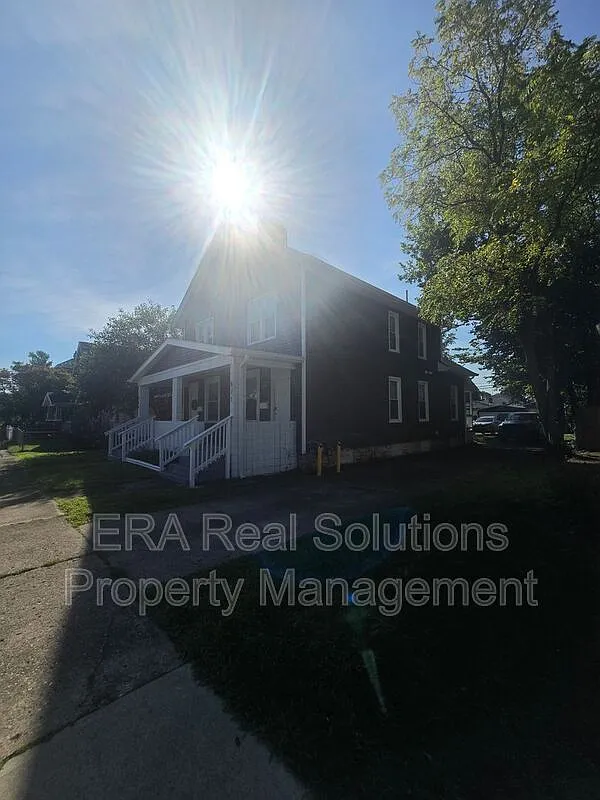 3 bed, 1.5 bath, 1336 sqft, $1,750 — Photo 2