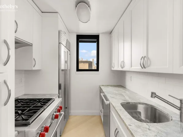 330 East 38th Street image 12 of 16