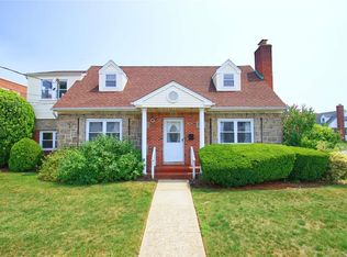 1 Aberdeen Rd, New Hyde Park, NY 11040