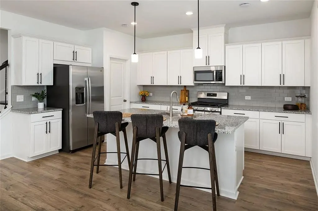 4 bed, 2.5 bath, 2714 sqft, $3,045 — Photo 3