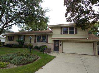 W174N9409 Devon Wood Rd, Menomonee Falls, WI 53051