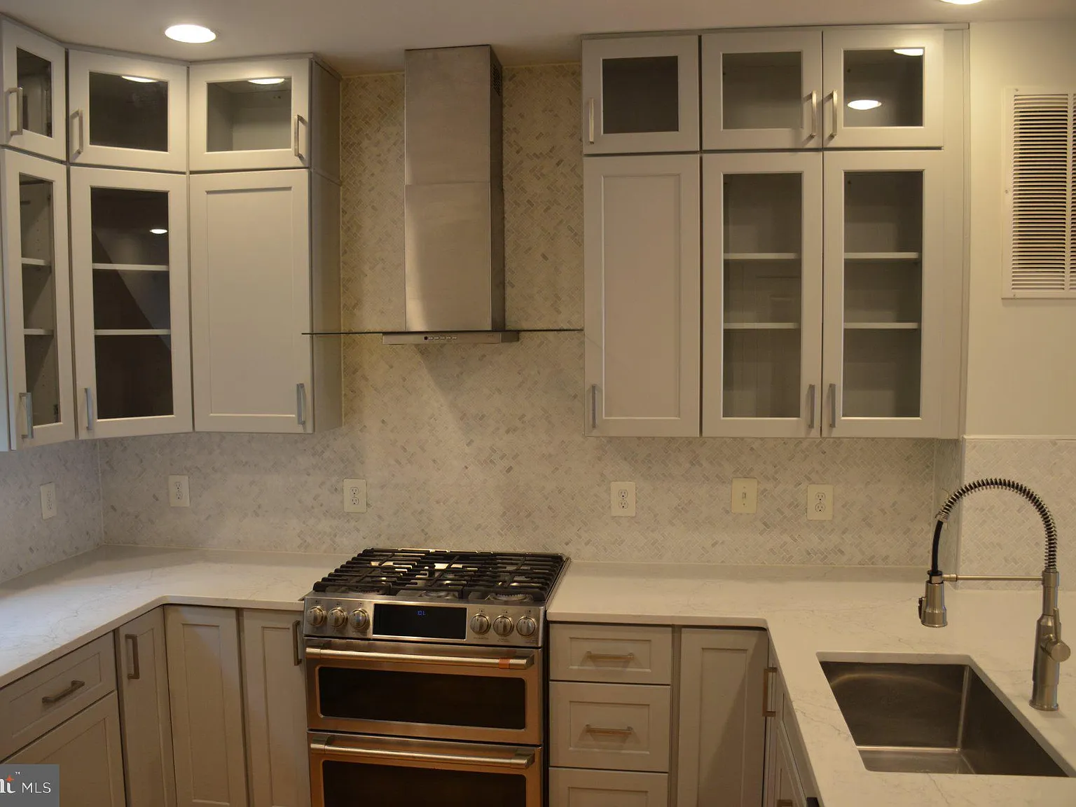 4 bed, 3.5 bath, 2296 sqft, $5,500 — Photo 4