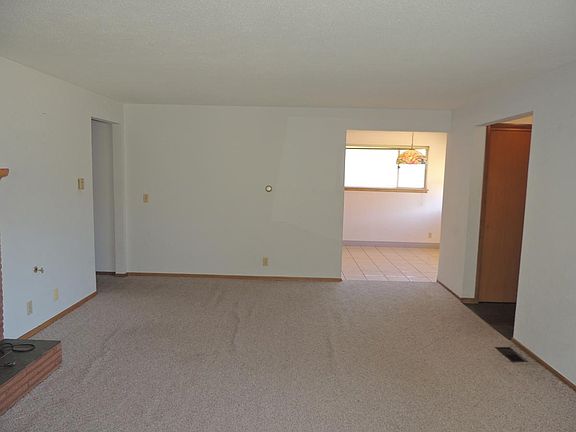 3rd image of 605 2nd St SE