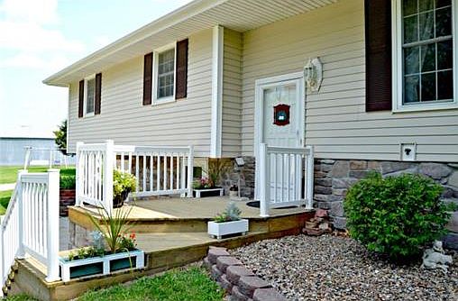 Vinyl Siding and Newer Roof 