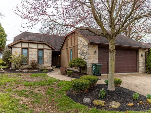 5 Oak Pointe Dr, Coshocton, OH 43812