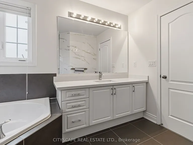 135 Innville Cres — Photo 11