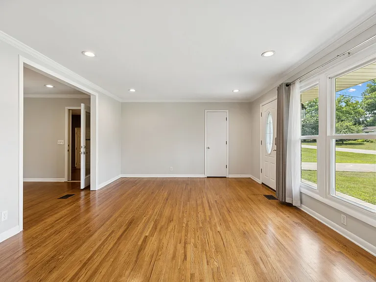 314 Derby Ln — Photo 3