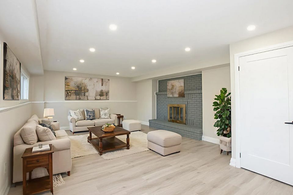 1st image of 78 Wiltshire Blvd