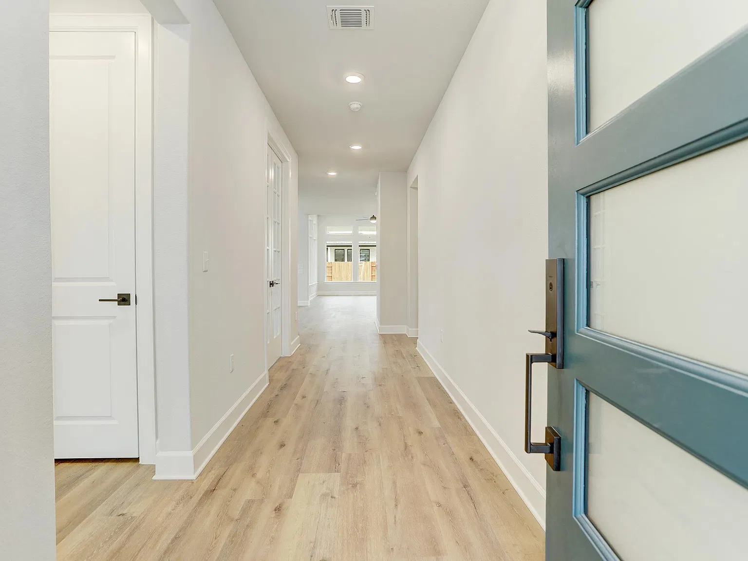 4 bed, 2700 sqft, $3,400 — Photo 3