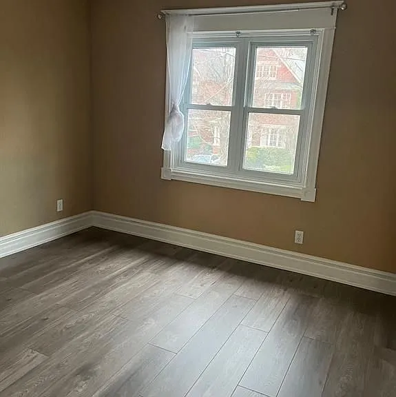 50 Manor Rd E — Photo 9