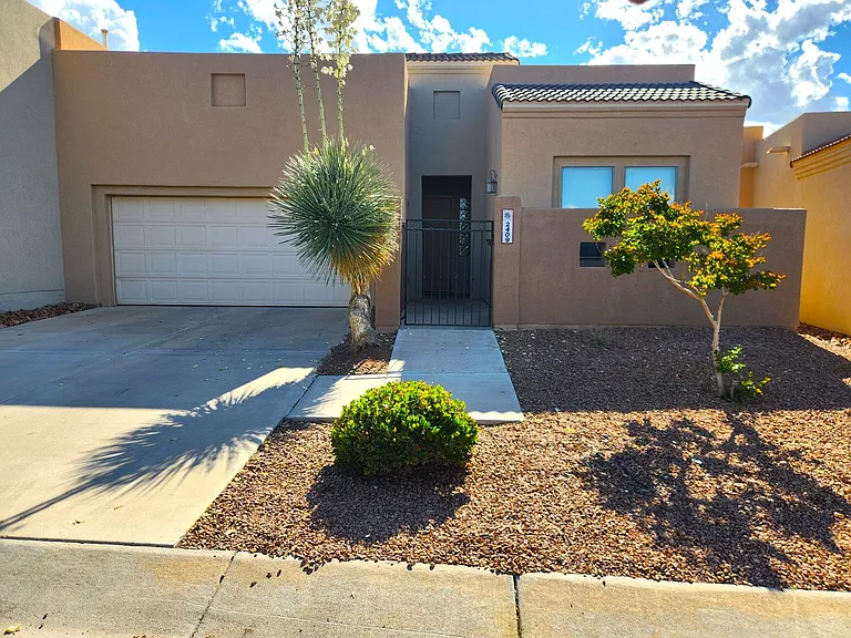2409 Cortina Mnr — Photo 1