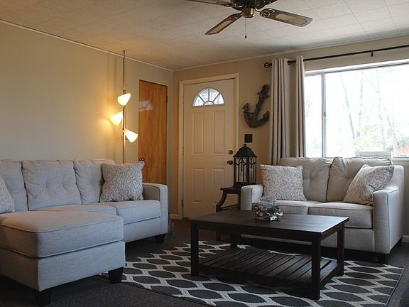 3rd image of 124 Oakridge Ave