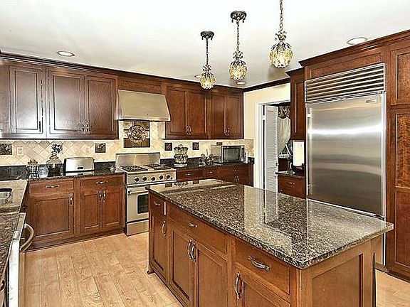 5th image of 302 Chesapeake Dr