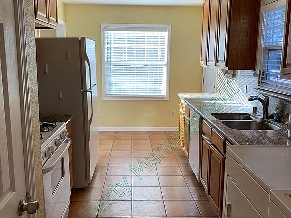 4th image of 215 Chiquita Ave