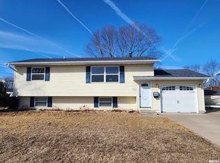 1433 Woods Ave, Camanche, IA 52730