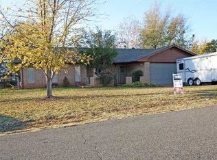 1712 E Cottonwood Ter, Mustang, OK 73064