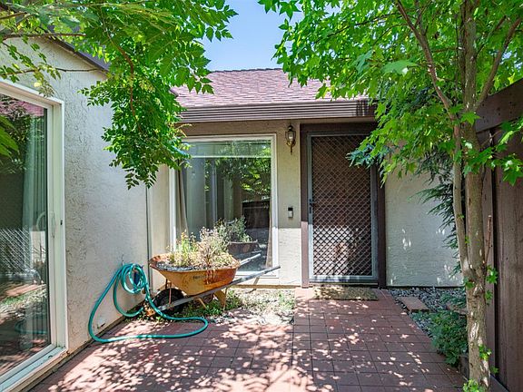 3rd image of 211 Fairoaks Drive