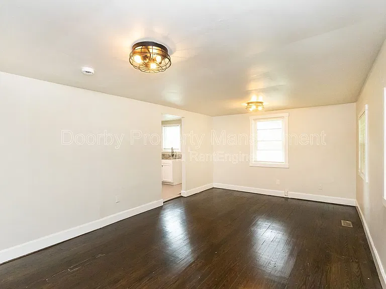 1806 Dixon St — Photo 5
