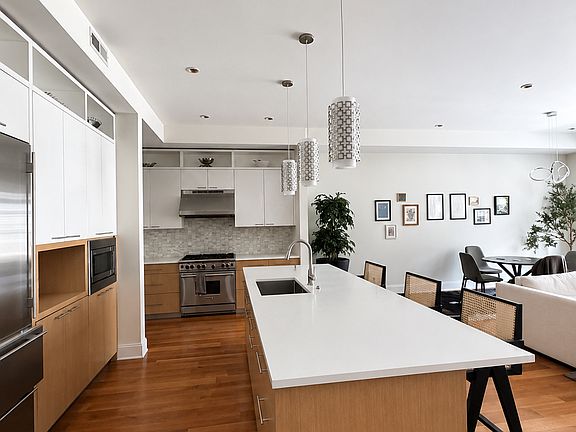 3rd image of 2216 N Lincoln Ave APT 2B