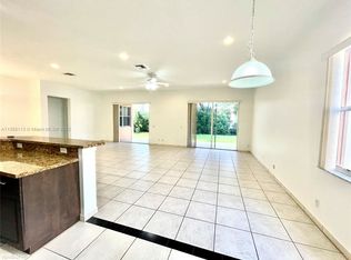 952 Sunflower Cir, Fort Lauderdale, FL 33327