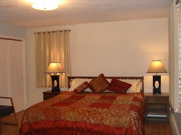 King bed w/garden view, bath