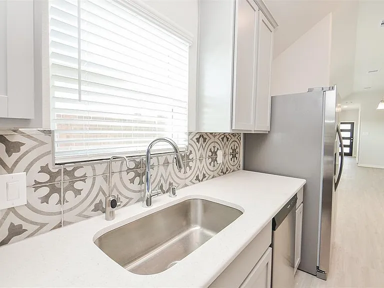 7402 Sunlit Harbor Dr — Photo 14