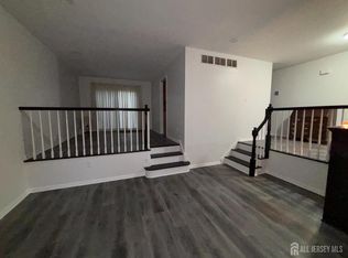21 Teaberry Dr, Edison, NJ 08820