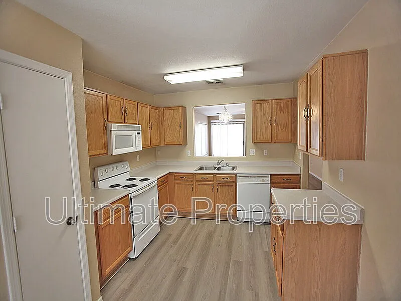 Building Photo - 12706 W Ash St