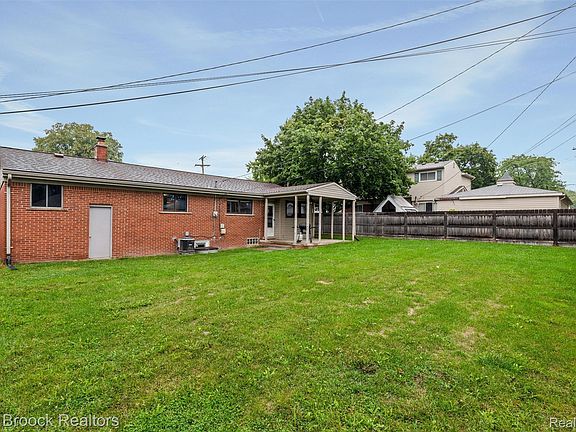 4th image of 1136 N Selfridge Blvd