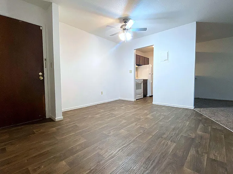Holiday Acres Apartments — Photo 42
