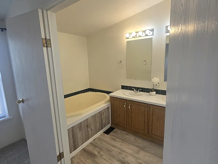 403 S Burlington Ave — Photo 10