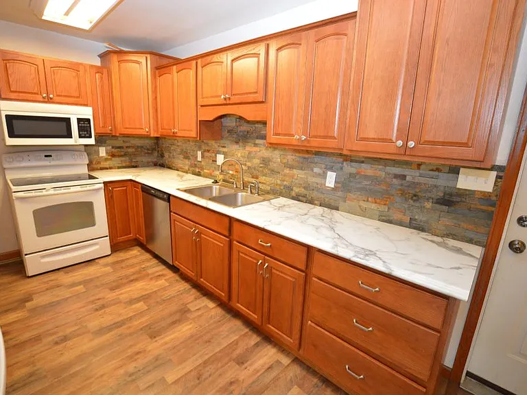 100 Clover Ct — Photo 5