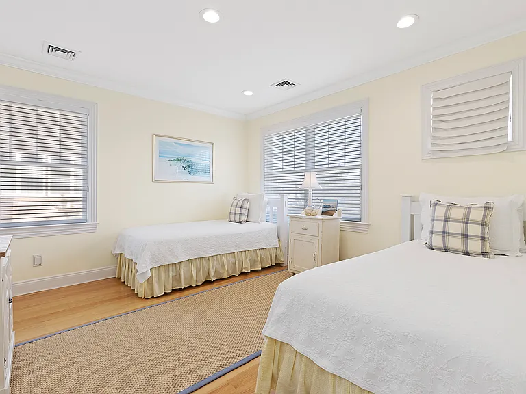 708 Dune Rd — Photo 14