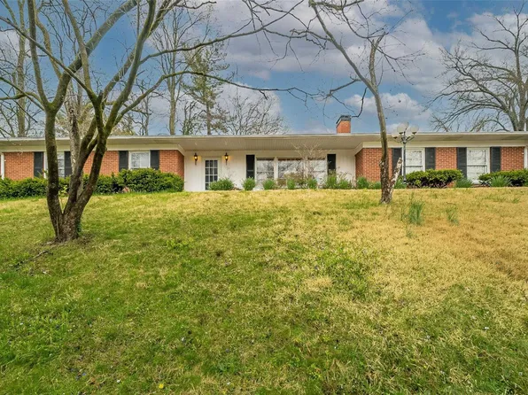 1 Oakwood Dr, Belleville, IL 62223