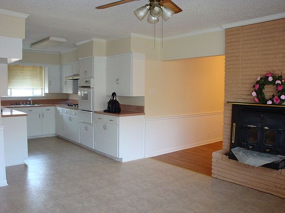kitchen and breakfast area