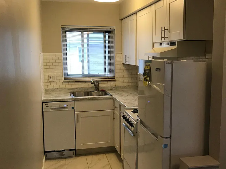 2859 E Maple Rd #20 — Photo 5